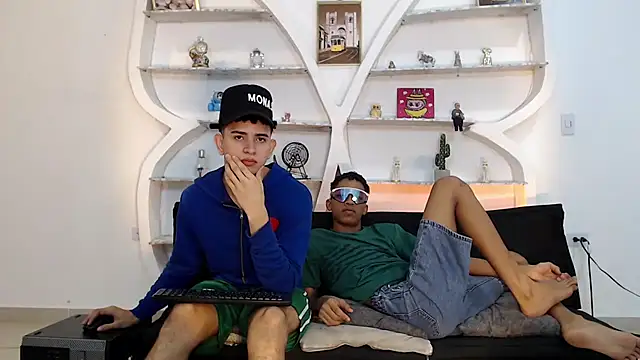 Snapshot of KING_OFF_BOYS chatting on December 4, 2025, 1:21 pm KING OFF BOYS online show from December 4, 2025, 1:21 pm