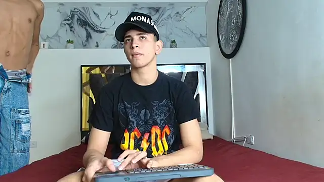 Snapshot of KING_OFF_BOYS chatting on October 28, 2025, 1:21 pm KING OFF BOYS online show from October 28, 2025, 1:21 pm