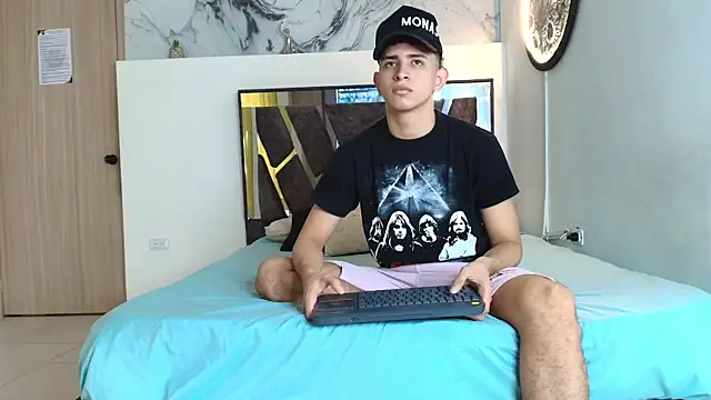 Snapshot of KING_OFF_BOYS chatting on November 9, 2025, 1:37 pm KING OFF BOYS online show from November 9, 2025, 1:37 pm