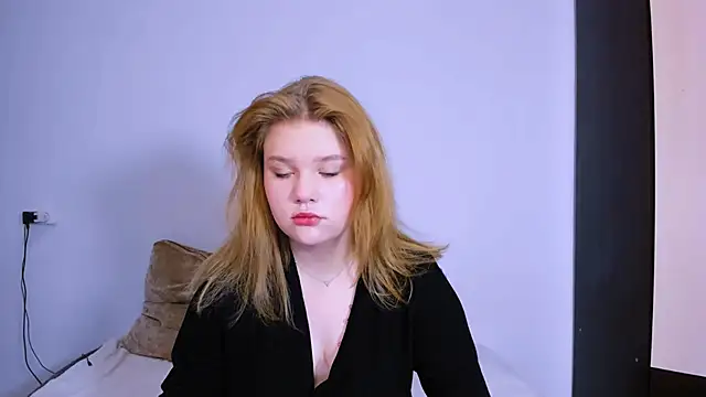 LaseyMoon online show from December 17, 2025, 1:43 am