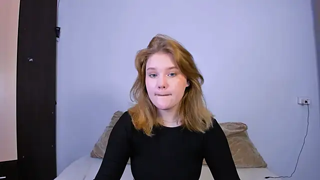 LaseyMoon online show from September 24, 2025, 11:50 am