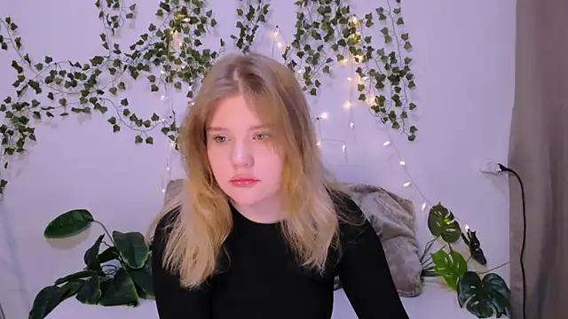 LaseyMoon online show from March 18, 2025, 4:18 am