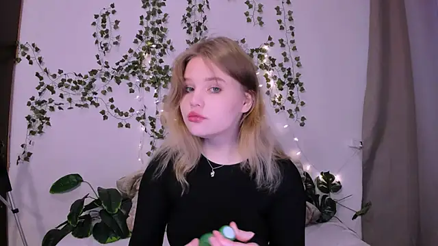 LaseyMoon online show from March 20, 2025, 1:13 am