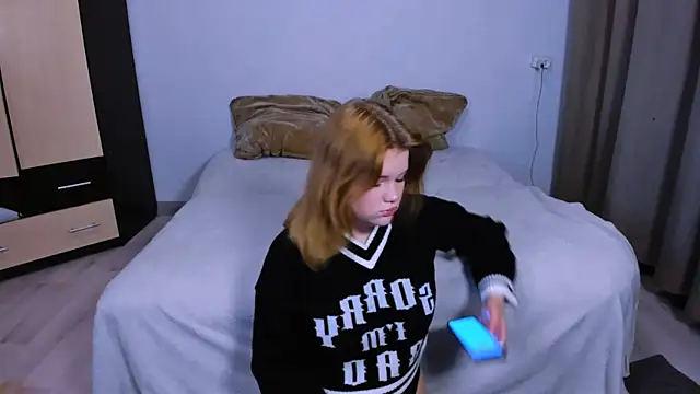 LaseyMoon online show from October 7, 2025, 11:44 am