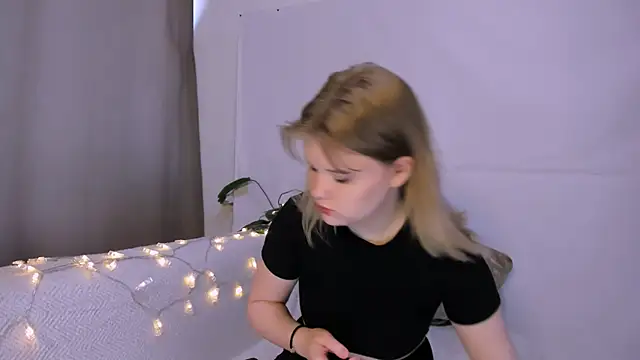 LaseyMoon online show from March 12, 2025, 1:25 am