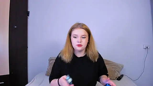 LaseyMoon online show from September 25, 2025, 11:16 am