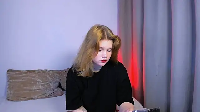 LaseyMoon online show from September 26, 2025, 11:17 am