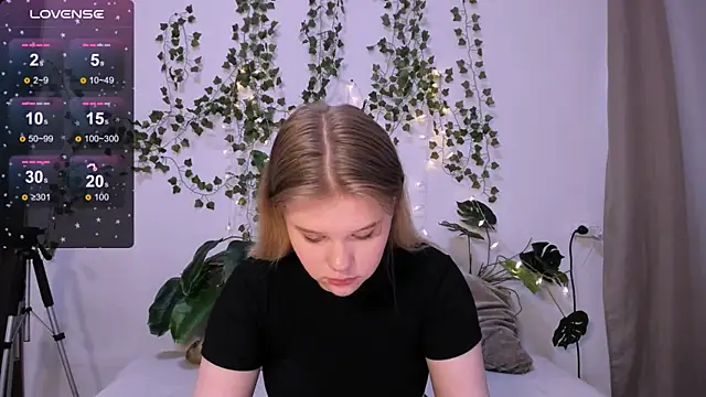 LaseyMoon online show from March 12, 2025, 4:30 am