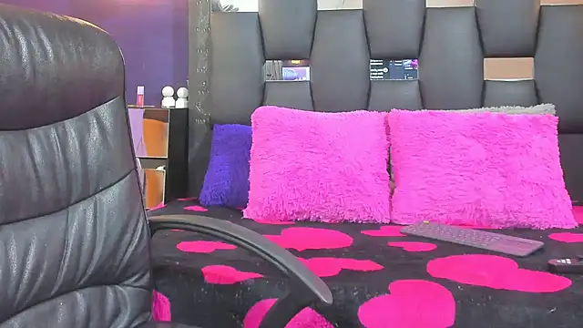 Snapshot of EMYCLARK01 chatting on May 1, 2026, 5:23 am EMYCLARK01 online show from May 1, 2026, 5:23 am
