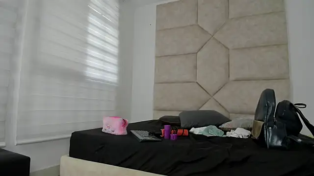 Vaiolett Smith online show from November 1, 2025, 12:10 pm