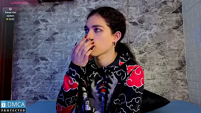 Snapshot of MaeveKuro chatting on December 17, 2025, 3:22 am MaeveKuro online show from December 17, 2025, 3:22 am