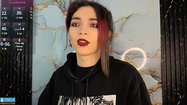 Snapshot of MaeveKuro chatting on November 4, 2025, 3:43 am MaeveKuro online show from November 4, 2025, 3:43 am