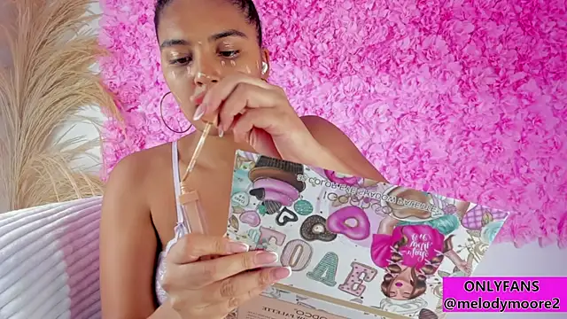 Snapshot of Melodymoore_ chatting on November 24, 2025, 2:33 am Melodymoore online show from November 24, 2025, 2:33 am