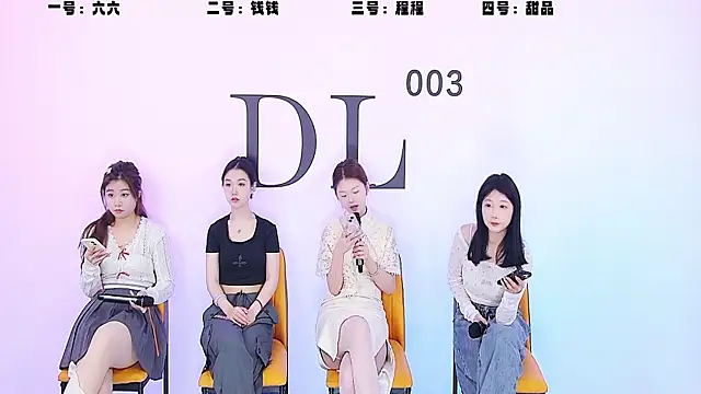 Snapshot of ZZ00333 chatting on February 28, 2025, 6:54 am ZZ00333 online show from February 28, 2025, 6:54 am