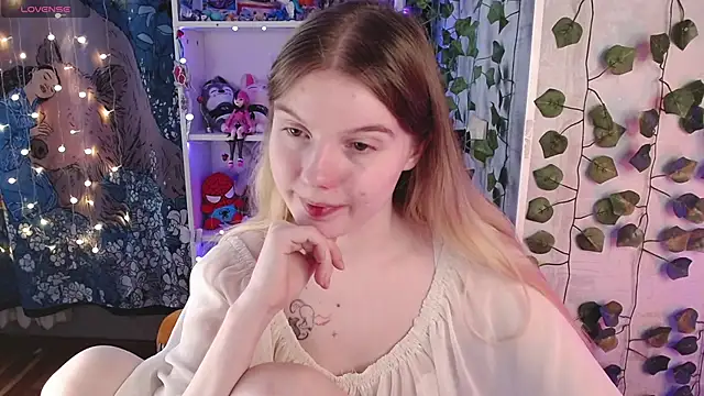 Snapshot of Strawberry_juli chatting on March 11, 2025, 5:35 am Strawberry juli online show from March 11, 2025, 5:35 am