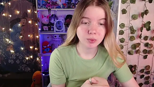 Snapshot of Strawberry_juli chatting on February 28, 2025, 2:09 am Strawberry juli online show from February 28, 2025, 2:09 am