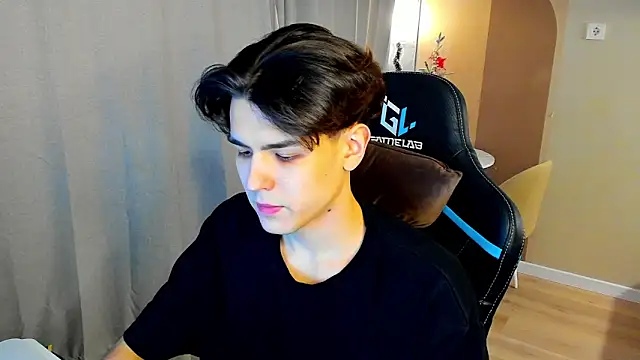 Snapshot of TravisRevas chatting on December 19, 2025, 5:15 pm TravisRevas online show from December 19, 2025, 5:15 pm