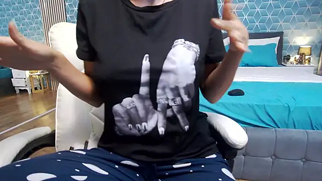 Snapshot of zoeylarkens chatting on October 3, 2025, 1:23 pm zoeylarkens online show from October 3, 2025, 1:23 pm