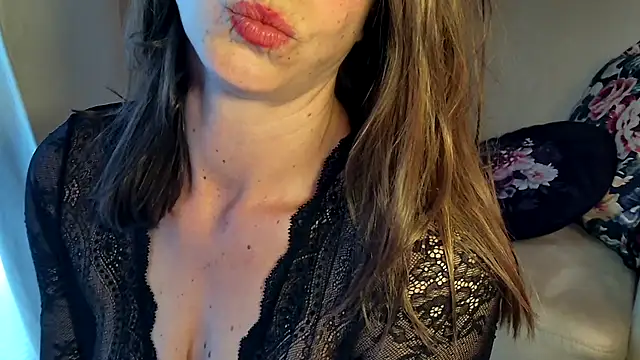 Snapshot of Rosemarie_Blu chatting on May 25, 2026, 3:39 am Rosemarie Blu online show from May 25, 2026, 3:39 am