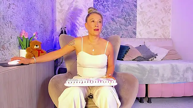 Snapshot of Liannaa_ chatting on July 8, 2026, 7:25 pm Liannaa online show from July 8, 2026, 7:25 pm