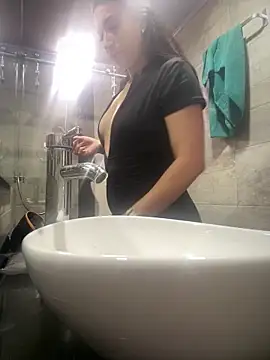 Mila LS online show from November 6, 2025, 1:04 pm