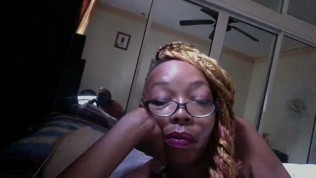 Ladyzee25 online show from October 17, 2025, 1:02 pm