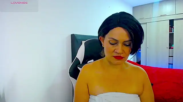 CarolinneFiotti online show from December 3, 2025, 1:32 pm