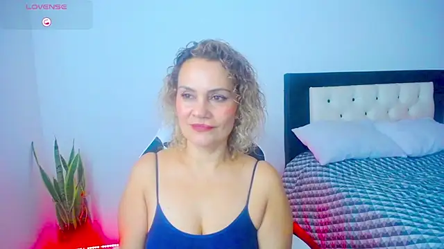 CarolinneFiotti online show from October 20, 2025, 2:28 pm