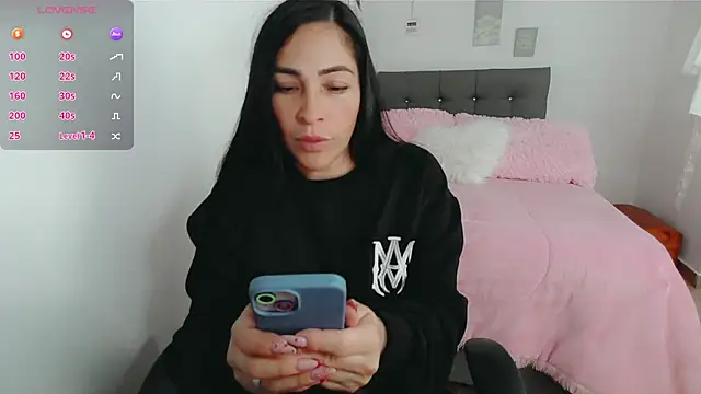 Snapshot of luna_lgomez_ chatting on December 23, 2025, 5:18 am luna lgomez online show from December 23, 2025, 5:18 am