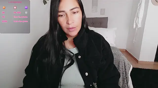 luna lgomez  online show from November 26, 2025, 1:11 pm