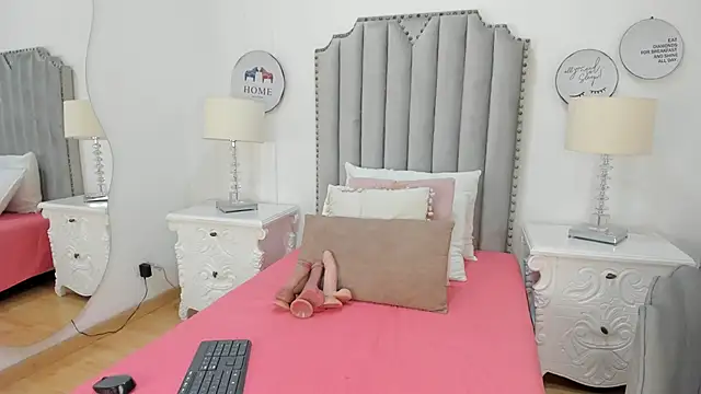 SamantaMarquez online show from November 4, 2025, 8:01 pm