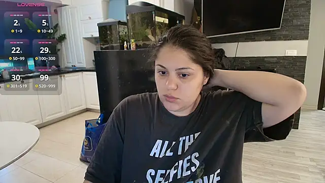 Layla- online show from September 18, 2025, 9:12 am