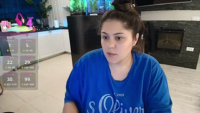 Snapshot of Layla- chatting on October 24, 2025, 1:43 pm Layla- online show from October 24, 2025, 1:43 pm