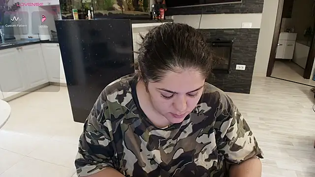 Snapshot of Layla- chatting on September 13, 2025, 9:20 am Layla- online show from September 13, 2025, 9:20 am