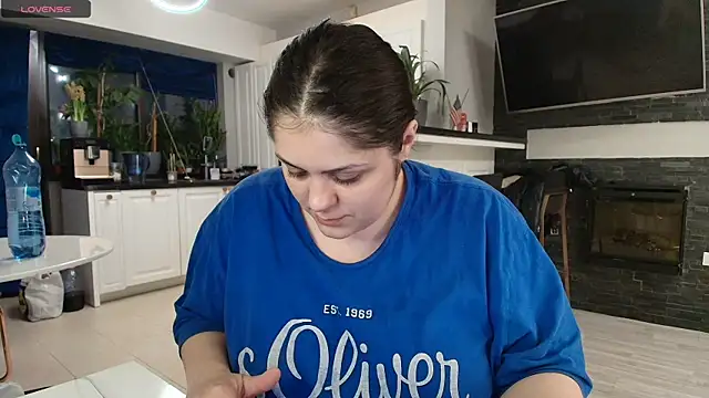 Snapshot of Layla- chatting on March 16, 2025, 6:01 pm Layla- online show from March 16, 2025, 6:01 pm