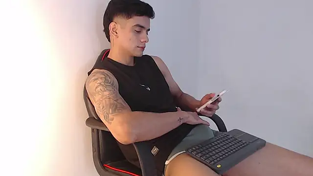 Snapshot of adam_levis17 chatting on November 23, 2025, 5:06 am adam levis17 online show from November 23, 2025, 5:06 am