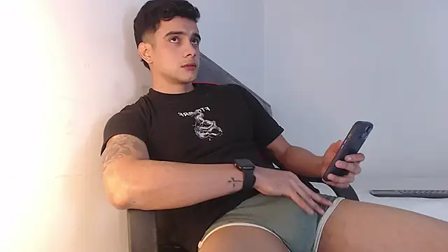 Snapshot of adam_levis17 chatting on December 18, 2025, 5:23 am adam levis17 online show from December 18, 2025, 5:23 am