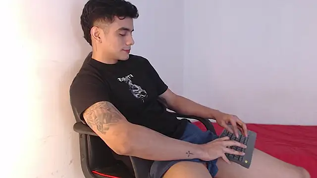 Snapshot of adam_levis17 chatting on October 30, 2025, 5:06 am adam levis17 online show from October 30, 2025, 5:06 am