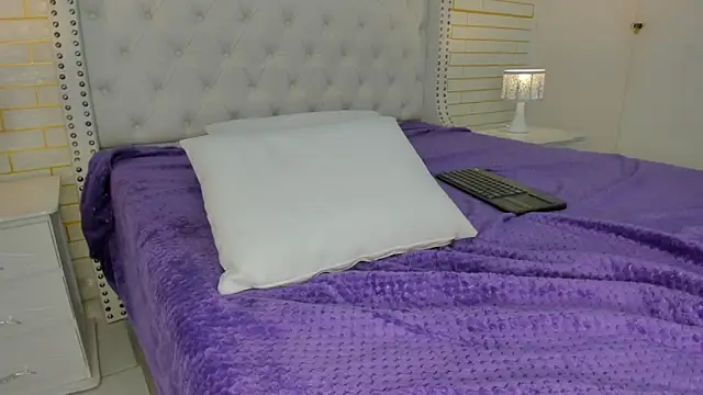 Emilly wilson  online show from November 7, 2025, 11:48 am