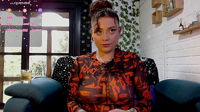 LiraSonnett online show from December 3, 2025, 10:09 pm