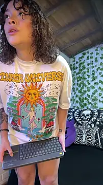 LiraSonnett online show from November 29, 2025, 9:15 pm