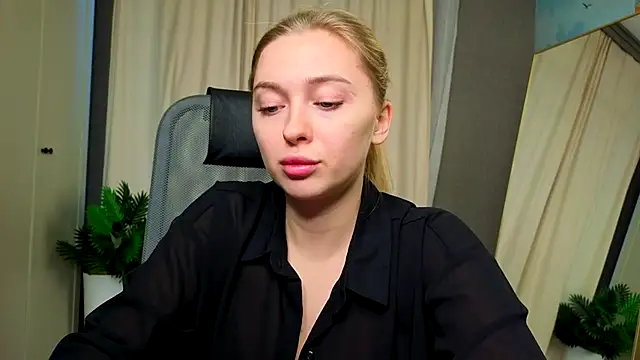 Snapshot of christie_luv chatting on December 5, 2025, 1:10 pm christie luv online show from December 5, 2025, 1:10 pm