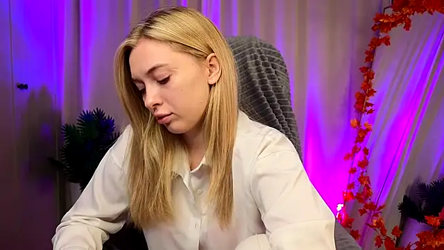 Snapshot of christie_luv chatting on November 15, 2025, 2:21 pm christie luv online show from November 15, 2025, 2:21 pm