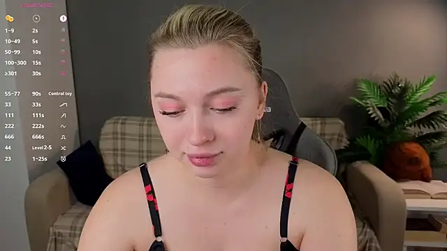 Snapshot of christie_luv chatting on February 6, 2026, 12:12 pm christie luv online show from February 6, 2026, 12:12 pm