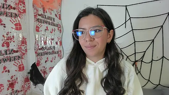 Snapshot of emilyy_cooperr chatting on October 17, 2025, 12:18 pm emilyy cooperr online show from October 17, 2025, 12:18 pm