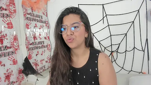 Snapshot of emilyy_cooperr chatting on October 18, 2025, 12:07 pm emilyy cooperr online show from October 18, 2025, 12:07 pm