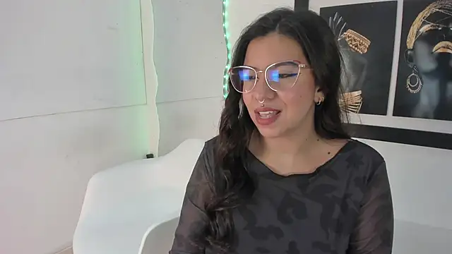 Snapshot of emilyy_cooperr chatting on September 29, 2025, 12:11 pm emilyy cooperr online show from September 29, 2025, 12:11 pm