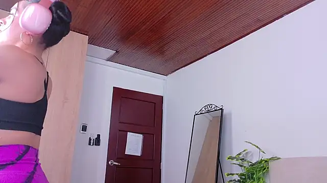 SaritaBratz online show from October 14, 2025, 8:20 pm