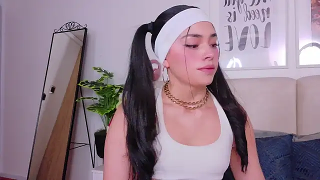 Snapshot of SaritaBratz chatting on December 18, 2025, 10:35 pm SaritaBratz online show from December 18, 2025, 10:35 pm