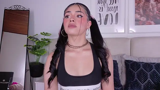 Snapshot of SaritaBratz chatting on February 25, 2026, 8:52 pm SaritaBratz online show from February 25, 2026, 8:52 pm